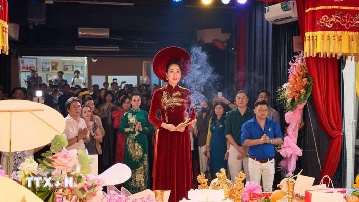 Nghệ sỹ Nhân dân Trịnh Kim Chi, Chủ tịch Hội Sân khấu Thành phố Hồ Chí Minh, dâng lễ lên Tổ nghiệp và các bậc tiền nhân của sân khấu. (Ảnh: Hữu Duyên/TTXVN)
