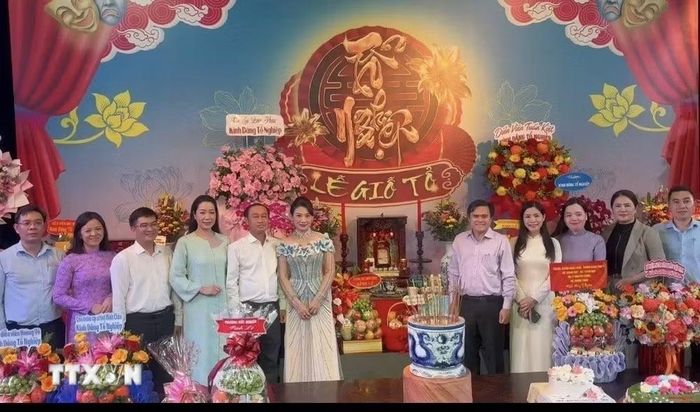Các đại biểu và nghệ sỹ tại Lễ giỗ Tổ nghiệp của Nhà hát Kịch sân khấu nhỏ 5B. (Ảnh: Hữu Duyên/TTXVN)