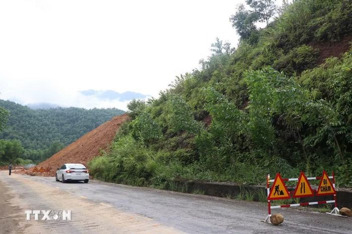 Phương tiện giao thông được cảnh báo khi di chuyển trên tỉnh lộ 14B. (Ảnh: Mai Trang/ TTXVN)