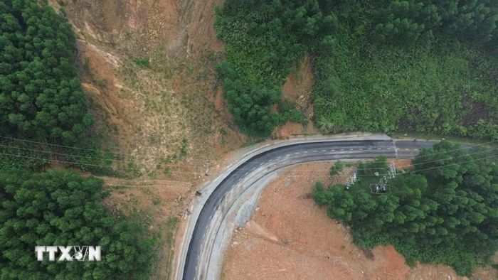 Điểm sạt lở tại Km17 tỉnh lộ 14B nhìn từ trên cao. (Ảnh: Mai Trang/TTXVN)