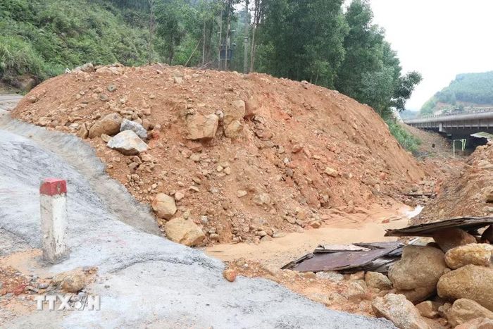Dù đã được xử lý nhưng điểm sạt lở ở Tỉnh lộ 14B vẫn tiềm ẩn nguy cơ bị ảnh hưởng trong mùa mưa bão năm nay. (Ảnh: Mai Trang/TTXVN)
