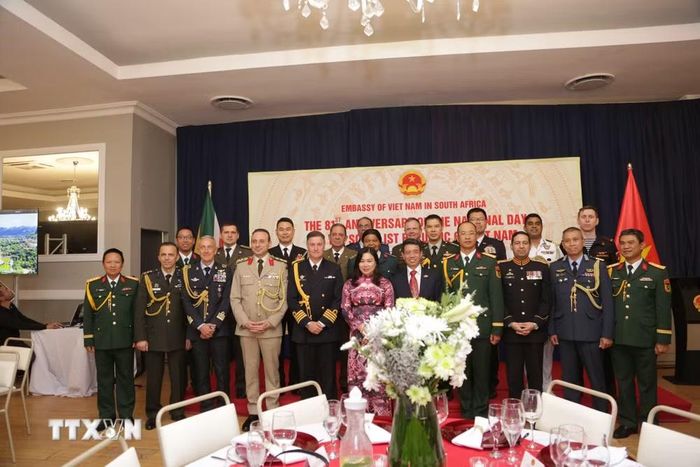Đại sứ Việt Nam tại Nam Phi Nguyễn Trọng Kiên và phu nhân cùng Thứ trưởng trực thuộc Phủ Tổng thống Nam Phi Kenneth Morolong và các khách mời danh dự tại buổi lễ. (Ảnh: Đặng Huyền/TTXVN)