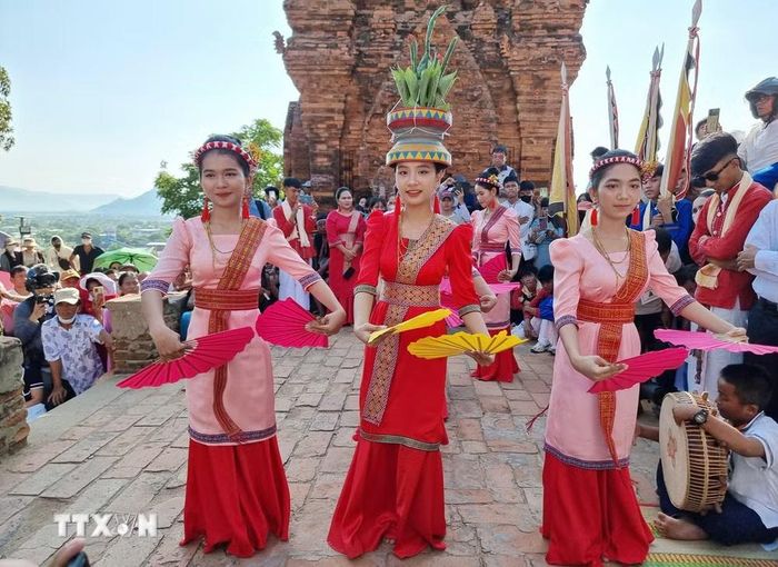 Cô gái người Chăm múa biểu diễn chào mừng Lễ hội Katê. (Ảnh minh họa: Nguyễn Thành/TTXVN)