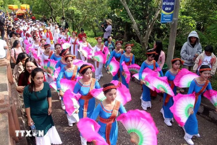 Lễ Nghinh rước trang phục Nữ thần Pô Sah Inư là nghi lễ quan trọng nhất trong Lễ hội Katê. (Ảnh: Hồng Hiếu/TTXVN)