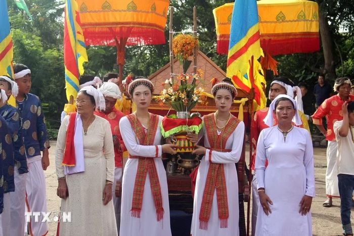 Nghinh rước lễ vật và trang phục Nữ thần Pô Sah Inư. (Ảnh: Hồng Hiếu/TTXVN)
