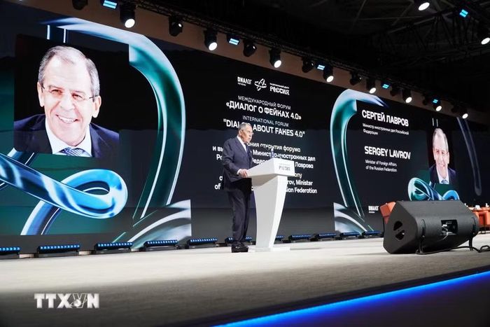 Bộ trưởng Ngoại giao Nga Sergey Lavrov phát biểu chào mừng Diễn đàn quốc tế "Đối thoại về tin giả 4.0." (Ảnh: Tâm Hằng/TTXVN)