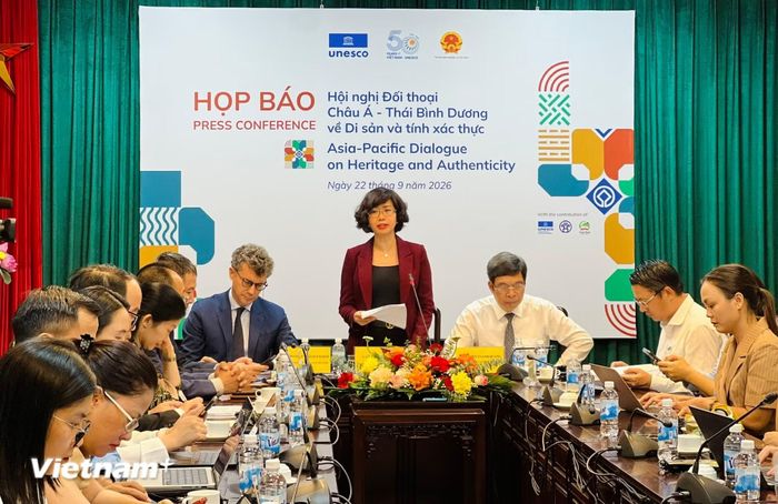 Bà Lê Thị Hồng Vân, Tổng Thư ký Ủy ban quốc gia UNESCO Việt Nam phát biểu tại họp báo công bố sự kiện diễn ra chiều nay, ngày 22/9. (Ảnh: Mai Mai/Vietnam+)