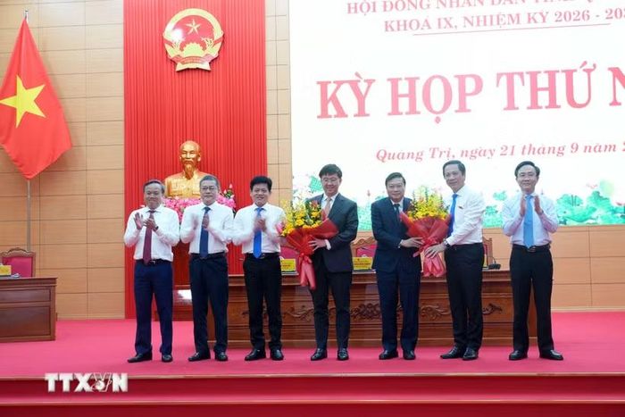 Lãnh đạo UBND tỉnh Quảng Trị tặng hoa chúc mừng ông Lê Hồng Vinh (thứ 5 từ trái sang) giữ chức Thứ trưởng Bộ Xây dưng. (Ảnh: Tá Chuyên/TTXVN)