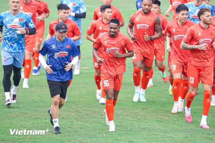 'Binh đoàn Rồng Vàng' cũng đón chào sự trở lại của hậu vệ Cao Pendant Quang Vinh (số 16). (Ảnh: Việt Anh/Vietnam+)