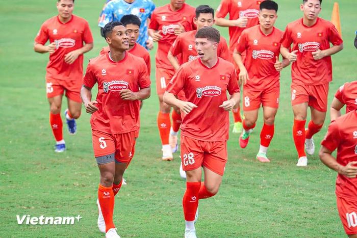 Trung vệ Adou Minh (số 5) và tiền đạo Williams Minh Hoàng (số 28) là hai tân binh Việt kiều được huấn luyện viên Kim Sang-sik trao cơ hội ở đợt tập trung lần này. (Ảnh: Việt Anh/Vietnam+)