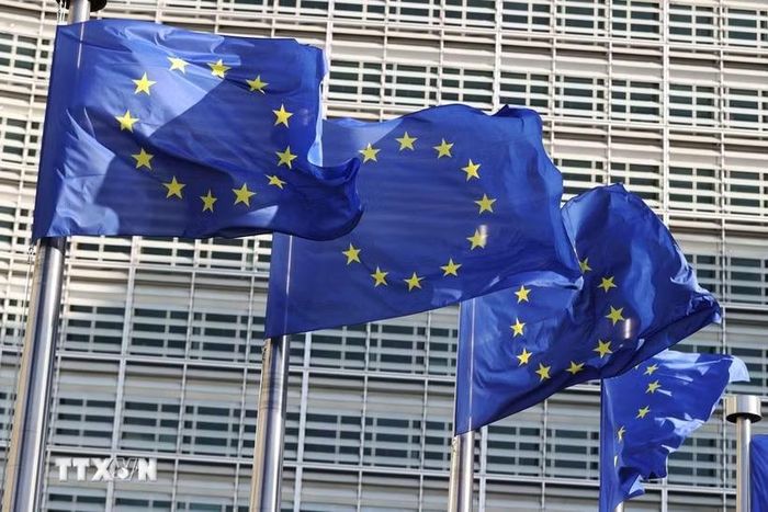 Cờ Liên minh châu Âu tại Brussels, Bỉ. (Ảnh: THX/TTXVN)