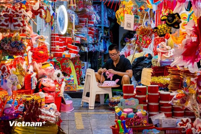 Bên cạnh các mặt hàng công nghệ mới lạ, những món đồ chơi dân gian như đèn ông sao làm thủ công bằng tre giấy, trống tăm, đầu lân nhỏ nhắn hay mặt nạ giấy bồi truyền thống vẫn giữ vị trí đặc biệt. (Ảnh: Hoài Nam/Vietnam+)