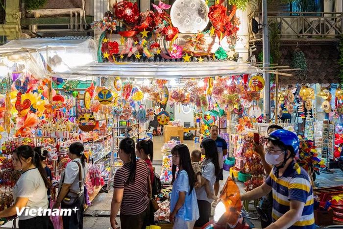 Dòng người nối đuôi nhau di chuyển chậm rãi qua từng gian hàng để ngắm nhìn, mua sắm và lưu lại những khoảnh khắc đẹp. (Ảnh: Hoài Nam/Vietnam+)