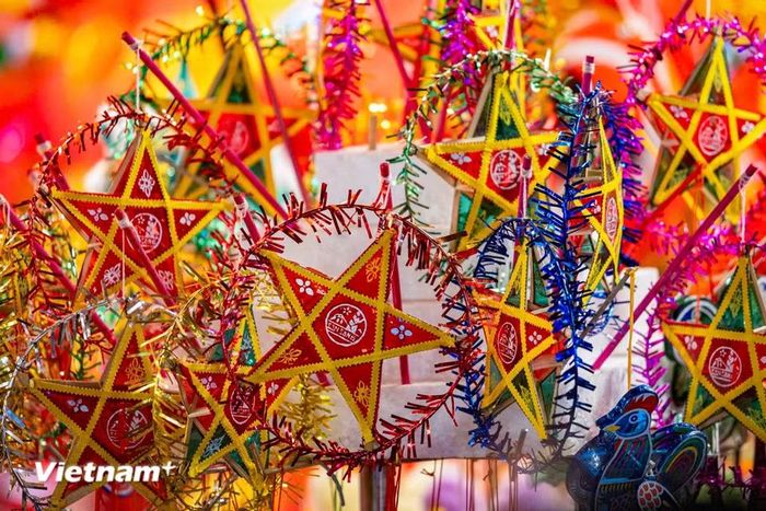 Sự giao thoa này giúp phố Hàng Mã vừa giữ được hoài niệm tuổi thơ cho người lớn, vừa khơi gợi sự tò mò, thích thú cho trẻ nhỏ. (Ảnh: Hoài Nam/Vietnam+)
