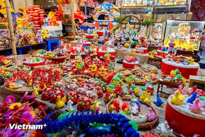 Năm nay, thị trường đồ chơi Trung Thu tại Hàng Mã tiếp tục ghi nhận sự kết hợp hài hòa giữa nét truyền thống và hiện đại. (Ảnh: Hoài Nam/Vietnam+)