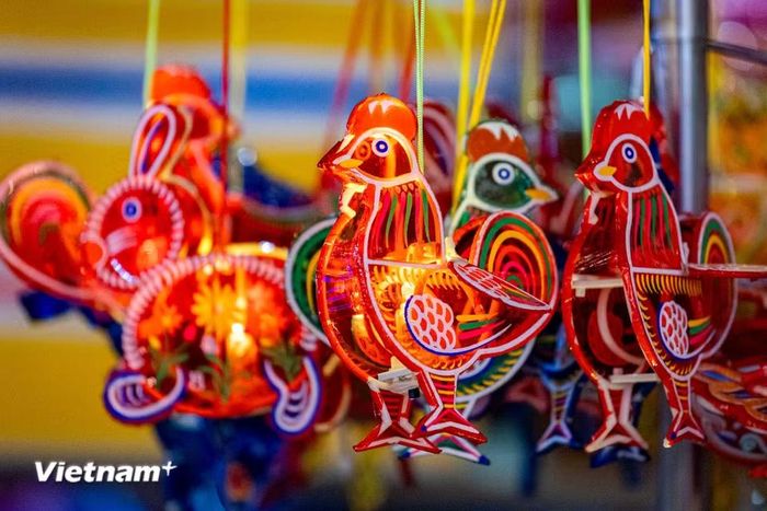 Không khí Trung Thu rộn ràng tại phố Hàng Mã không chỉ tô điểm cho diện mạo Thủ đô thêm phần lộng lẫy mà còn góp phần gìn giữ, lan tỏa những giá trị văn hóa truyền thống nét đẹp của Tết Đoàn viên trong lòng người dân Hà Nội và du khách thập phương. (Ảnh: Hoài Nam/Vietnam+)