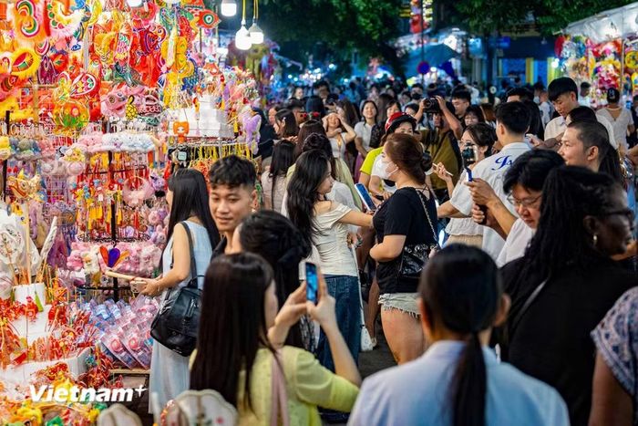 Không khí tại con phố càng trở nên sôi động về chiều muộn và đêm xuống. (Ảnh: Hoài Nam/Vietnam+)