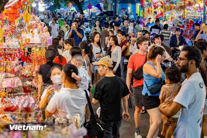 Chỉ còn vài ngày nữa là tới Tết Trung Thu, con phố Hàng Mã (Hoàn Kiếm) dài chưa đầy 300 mét lại tấp nập du khách đến tham quan và mua sắm. (Ảnh: Hoài Nam/Vietnam+)