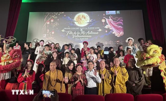 Đông đảo trẻ em và các thành viên cộng đồng người Việt cùng tham gia vui Tết Trung Thu trong chương trình “Đón Trăng-Trung Thu Việt Nam 2026” tại Nice, miền Nam nước Pháp, ngày 20/9/2026. (Ảnh: TTXVN phát)