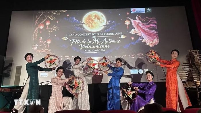 Tiết mục múa với đèn ông sao mang đậm không khí Tết Trung Thu Việt Nam tại chương trình “Đón Trăng-Trung Thu Việt Nam 2026” ở Nice, miền Nam nước Pháp, ngày 20/9. (Ảnh: TTXVN phát)