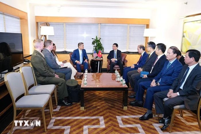 Phó Thủ tướng, Bộ trưởng Quốc phòng Phan Văn Giang tiếp Quyền Bộ trưởng Hải quân Hoa Kỳ Hùng Cao. (Ảnh: Đoàn Hùng/TTXVN)