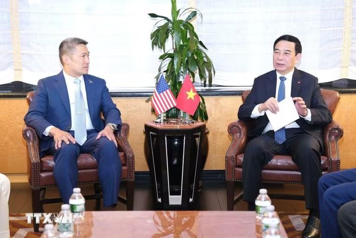 Đại tướng Phan Văn Giang (bên phải) tiếp Quyền Bộ trưởng Hải quân Hoa Kỳ Hùng Cao. (Ảnh: Đoàn Hùng/TTXVN)