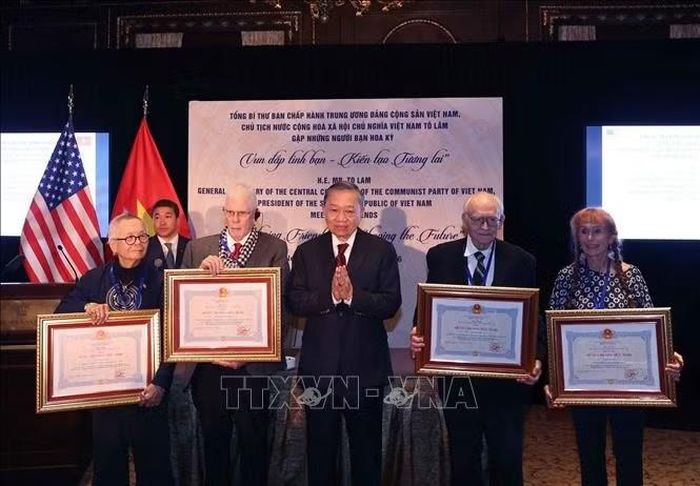 Tổng Bí thư, Chủ tịch nước Tô Lâm trao, truy tặng Huân chương Hữu nghị cho những người bạn Hoa Kỳ. Ảnh: Thống Nhất/TTXVN
