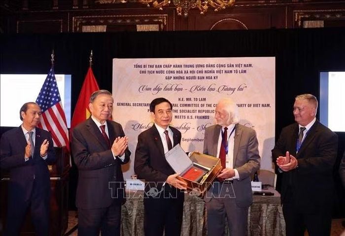 Tổng Bí thư, Chủ tịch nước Tô Lâm chứng kiến trao kỷ vật chiến tranh cho Bộ Quốc phòng Việt Nam. Ảnh: Thống Nhất/TTXVN