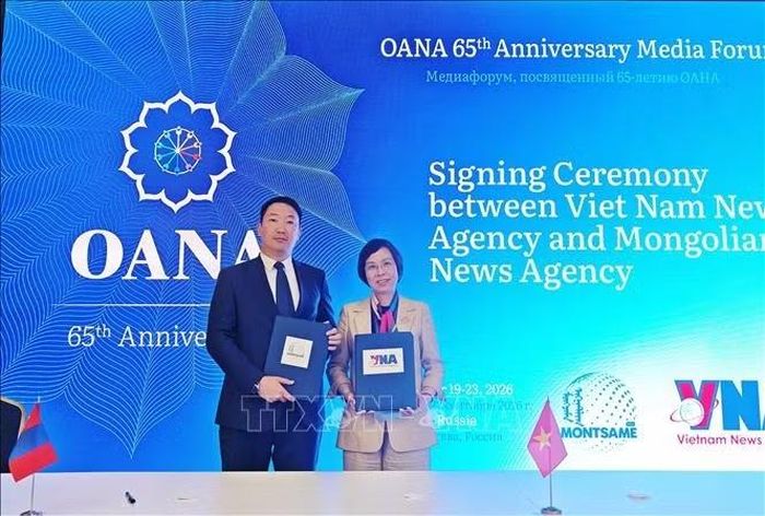 Tổng Giám đốc TTXVN Vũ Việt Trang và Tổng Giám đốc Hãng thông tấn MONTSAME (Mông Cổ) Enkh-Orshikh Khurlee ký Thỏa thuận hợp tác giai đoạn mới.
