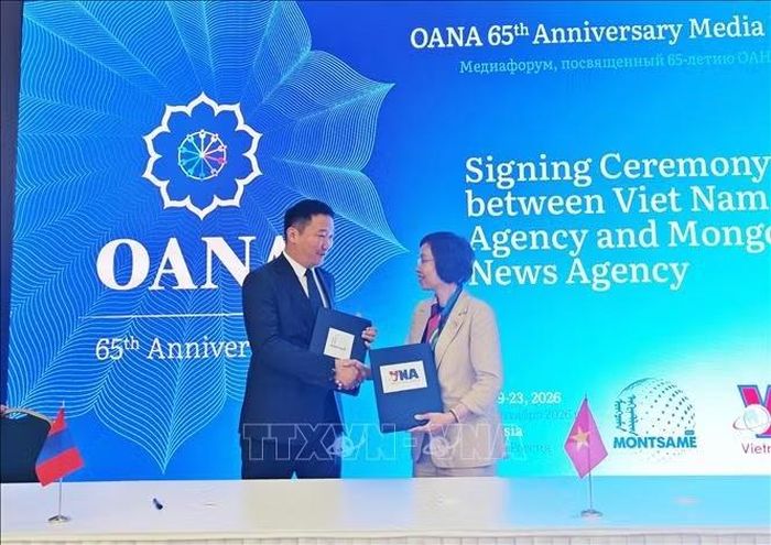 Tổng Giám đốc TTXVN Vũ Việt Trang và Tổng Giám đốc Hãng thông tấn MONTSAME (Mông Cổ) Enkh-Orshikh Khurlee ký Thỏa thuận hợp tác giai đoạn mới.