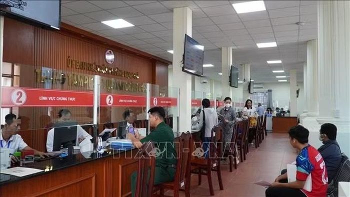 Người dân đến thực hiện các thủ tục tại Trung tâm phục vụ hành chính công phường Rạch Giá. Ảnh: Văn Sĩ/TTXVN