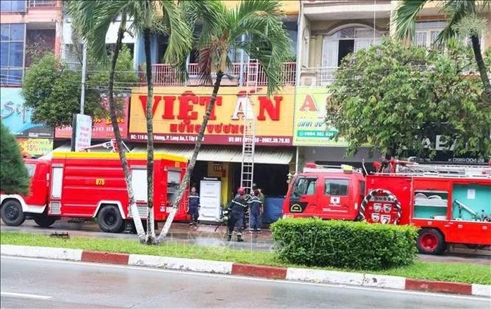 Hai xe chữa cháy được điều động đến hiện trường vụ cháy. Ảnh: Bùi Giang/TTXVN.