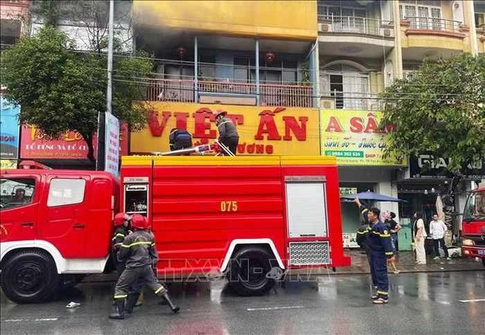 Lực lượng chữa cháy nhanh chóng có mặt tại hiện trường, triển khai phương tiện dập lửa. Ảnh: Bùi Giang/TTXVN.