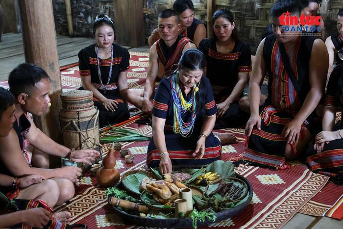 Già làng thực hiện nghi thức khấn tạ ơn Giàng và cầu mùa màng no đủ.