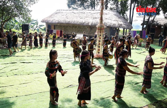 Đồng bào Giẻ Triêng trong trang phục truyền thống hòa mình vào vòng múa mừng mùa lúa mới.