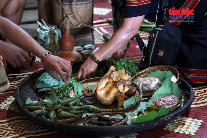 Mâm cúng Tết mùa được bày trang trọng với bánh nếp, gà luộc và những sản vật của núi rừng.
