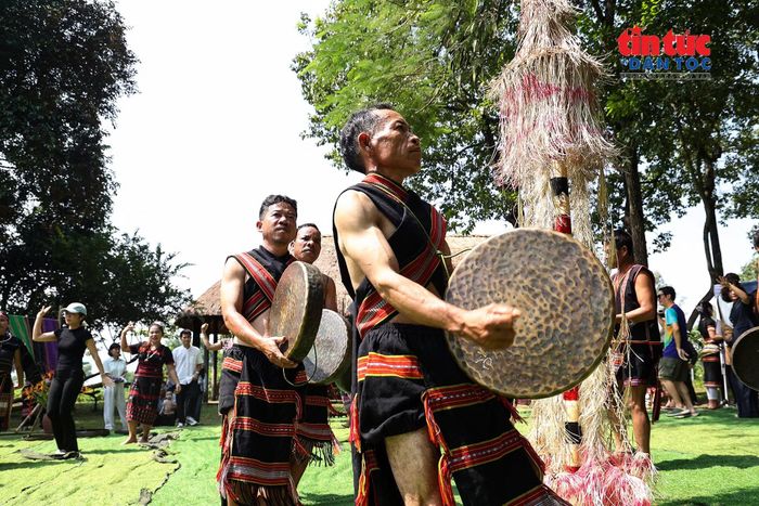 Tiếng cồng chiêng ngân vang, khép lại phần lễ và mở đầu không gian hội tưng bừng của Tết mùa.