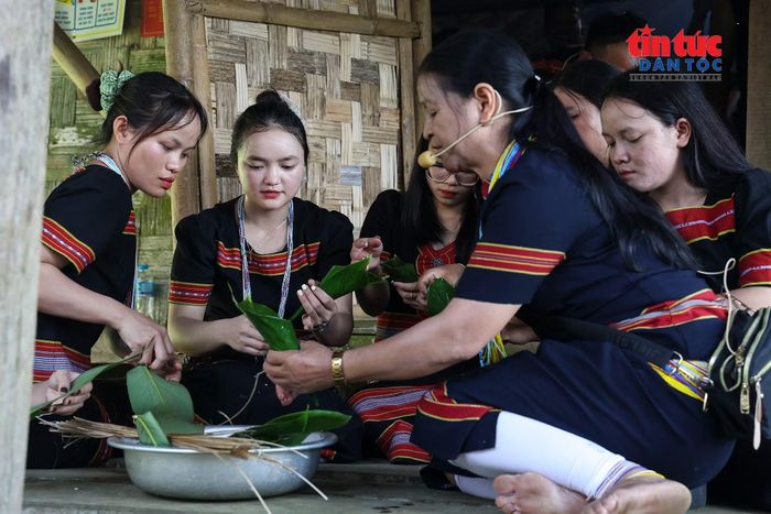 Phụ nữ trong làng quây quần gói bánh nếp để chuẩn bị lễ vật dâng Giàng và các vị thần linh.