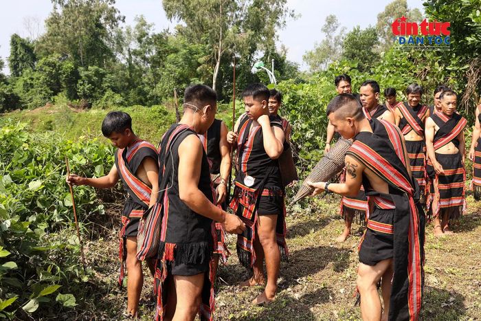 Nam giới Giẻ Triêng đi săn bắt sản vật từ núi rừng để làm lễ vật dâng cúng trong ngày Tết mùa.