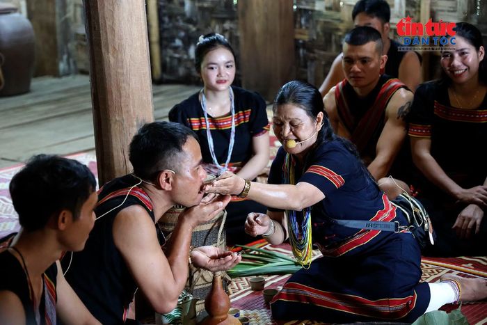 Đồng bào cùng chia sẻ lễ vật sau nghi thức cúng, thể hiện tình đoàn kết và sự gắn bó cộng đồng.