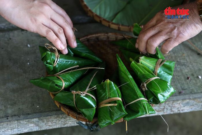 Những chiếc bánh nếp được gói cẩn thận bằng lá, mang đậm nét văn hóa ẩm thực của người Giẻ Triêng.