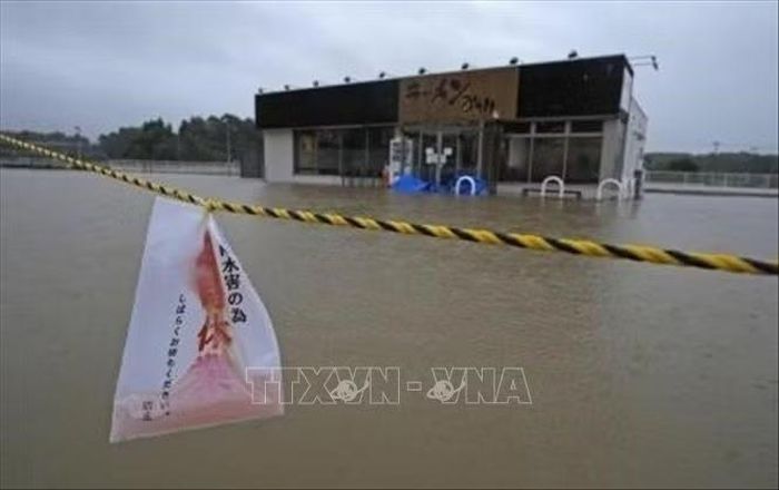 Cảnh ngập lụt sau những trận mưa lớn do bão Dujuan tại Oamishirasato, tỉnh Chiba, Nhật Bản ngày 21/9/2026. Ảnh: Kyodo/TTXVN phát.