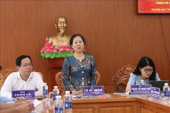 Bà Tô Ái Vang, Phó Trưởng đoàn chuyên trách Đoàn Đại biểu Quốc hội TP. Cần Thơ phát biểu tại buổi làm việc với UBND xã Đông Hiệp.