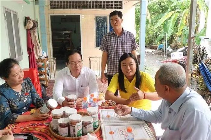 Bà Cao Thị Ngọc Trân (thứ 2, phải sang), Giám đốc Hợp tác xã Hòa Thành Thắng, chia sẻ hoạt động của Hợp tác xã với Đoàn khảo sát.