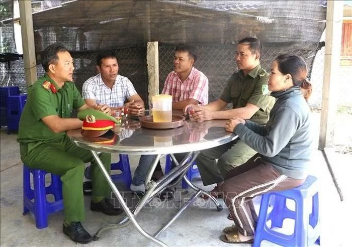Gia đình anh Phạm Văn Song (thứ 2 từ trái sang), thôn Ba Thành, xã Ba Động, từng là nạn nhân của "cầm đồ thuốc độc."