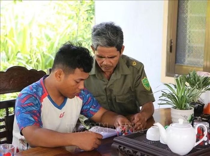 Lực lượng an ninh cơ sở bám sát địa bàn với phương châm “gần dân, sát dân” và thực hiện “4 cùng” với nhân dân để xóa bỏ hủ tục "cầm đồ thuốc độc".