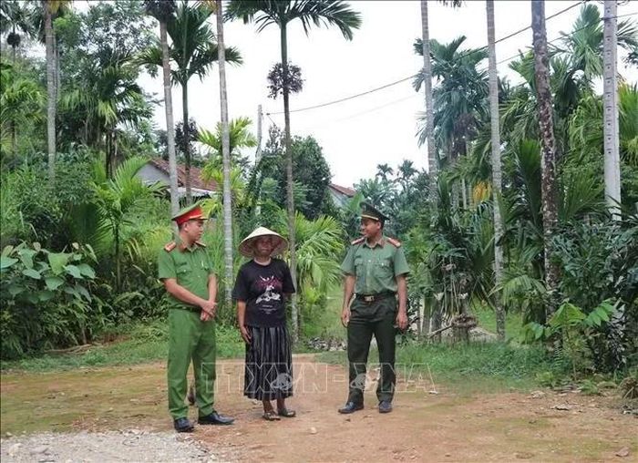 Công an xã Ba Vinh thường xuyên đến từng nhà, thôn xóm tuyên truyền cho người dân xóa bỏ các hủ tục, đặc biệt là nghi kỵ "cầm đồ thuốc độc".