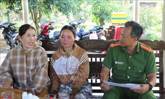 Công an xã Ba Động tuyên truyền người dân xóa bỏ nghi kỵ "cầm đồ thuốc độc".