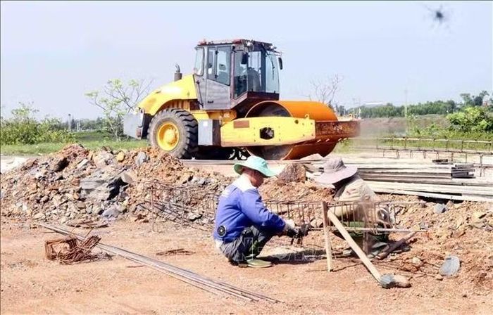 Các công nhân đang thi công kè biển đoạn qua xã Lộc Hà. Ảnh: Công Tường/TTXVN