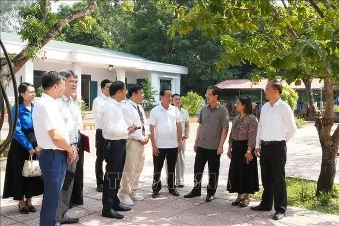 Chủ tịch UBND thành phố Bắc Ninh Phạm Hoàng Sơn thăm cơ sở vật chất tại Cơ sở Bảo trợ xã hội tổng hợp Bắc Ninh.